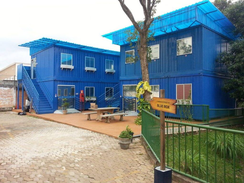 Projeto de escola em container feito pela lafaete ilustra o desenvolvimento do mercado da construção e mostra como uma especialização em engenharia civil pode ampliar os horizontes profissionais.