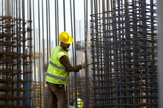 Homem trabalhando em obras ilustrando a produtividade na construção civil. 