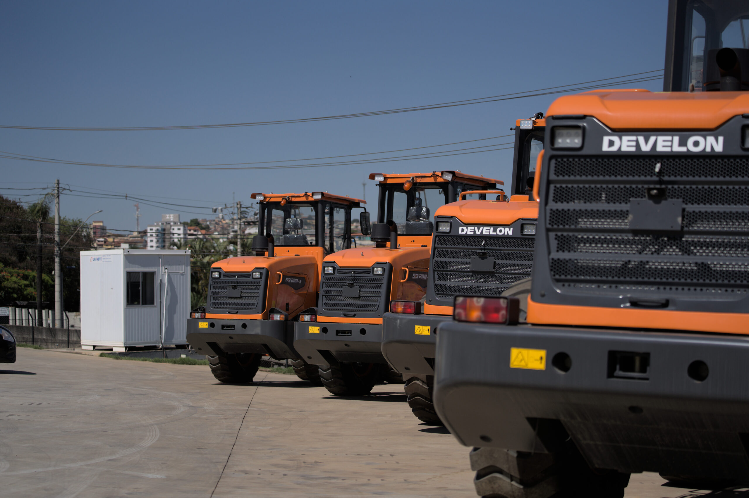 Máquinas Develon para locação: conheça mais sobre a marca